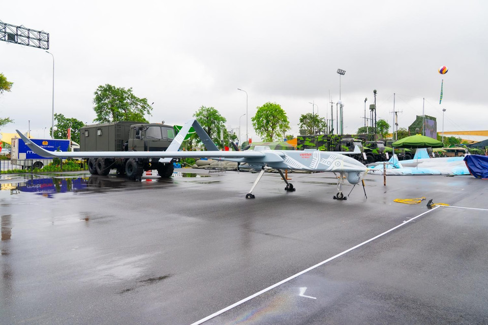 Tại Triển lãm thành tựu đất nước kỷ niệm 80 năm Cách mạng tháng Tám và Quốc khánh 2/9 khai mạc tại Hà Nội sáng 28/8, Tập đoàn Công nghiệp - Viễn thông Quân đội (Viettel) trình diễn 50 sản phẩm công nghệ dân sự và quân sự, trong đó nhiều sản phẩm thuộc các nhóm công nghệ chiến lược quốc gia như mạng viễn thông thế hệ mới, chip bán dẫn, robot, an ninh mạng và hàng không vũ trụ. (Ảnh: PV/Vietnam+)