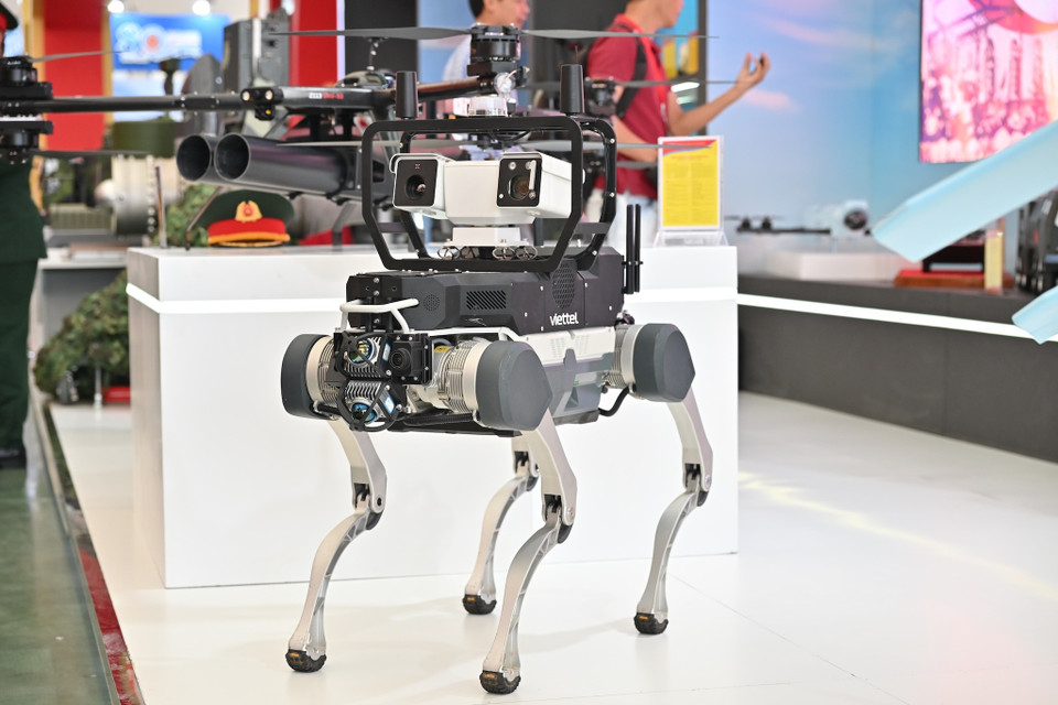 Viettel cũng lần đầu trình diễn chó robot VSR_01. Đây là robot tuần tra an ninh thông minh, được thiết kế để thay thế hoặc hỗ trợ lực lượng bảo vệ tại khu công nghiệp, khu dân cư, nhà máy và hạ tầng trọng yếu. (Ảnh: Minh Sơn/Vietnam+)