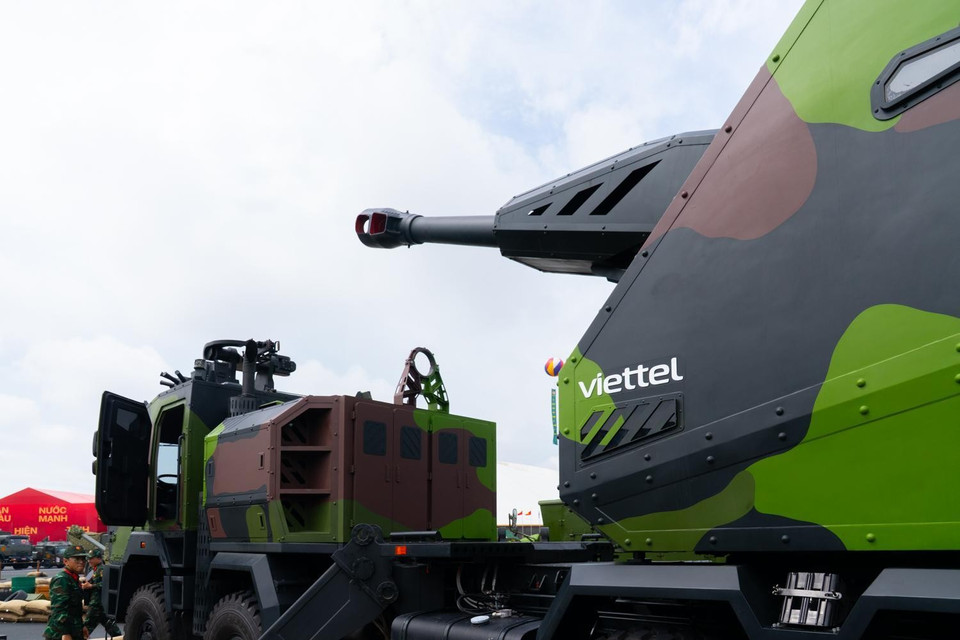 Tại khu vực ngoài trời, trong không gian triển lãm của Bộ Quốc phòng, Viettel cũng đem đến các công nghệ quân sự “Make in Vietnam, Made by Viettel” như pháo tự hành, UAV đa năng, tầm xa,...(Ảnh: PV/Vietnam+)
