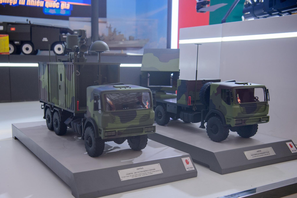 Tổ hợp trinh sát, gây nhiễu chống phương tiện bay không người lái (VCU5-E) do Việt Nam nghiên cứu, chế tạo. Tổ hợp trinh sát, gây nhiễu phương tiện bay không người lái cấp chiến thuật tích hợp phân hệ xung điện từ có khả năng trinh sát, phát hiện, nhận dạng, định vị, gây nhiễu bằng sóng vô tuyến và chế áp bằng xung điện từ làm rơi UAV của địch, nhằm bảo vệ các khu vực trọng yếu. Phân hệ xung điện từ được tích hợp trên xe tải quân sự, triển khai thu hồi nhanh chóng, thích hợp với tác chiến hiện đại. (Ảnh: PV/Vietnam+)