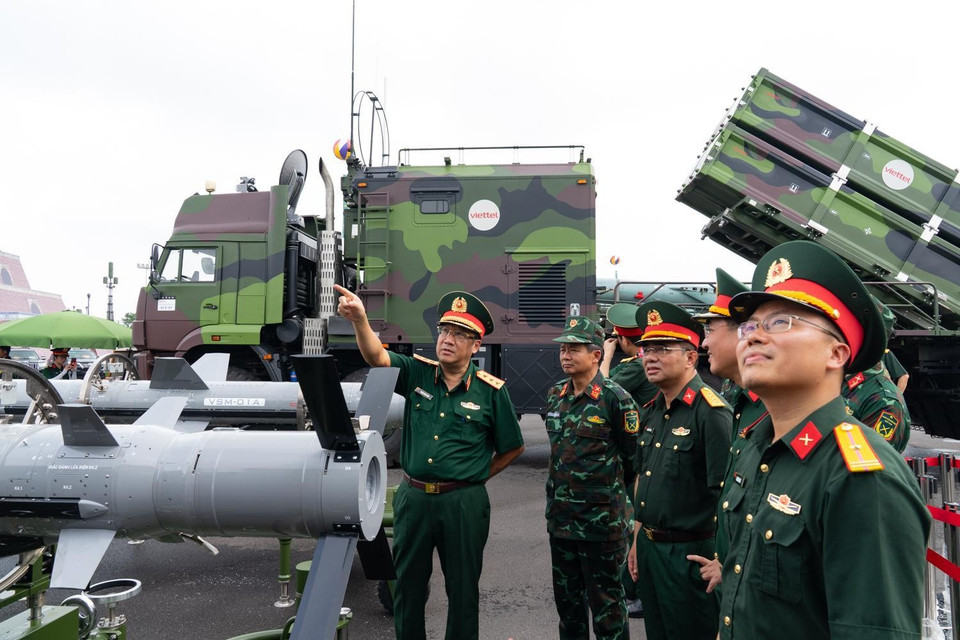 Tổ hợp tên lửa "Trường Sơn" (VCS-01) là tổ hợp tên lửa bắn từ bờ, cơ động do Việt Nam nghiên cứu, thiết kế, chế tạo. Tổ hợp có thể bắn các loại đạn tên lửa hành trình đạt độ chính xác cao và các phương tiện nổi trên biển. Thành phần cơ bản của tổ hợp gồm: Xe chỉ huy chiến đấu, xe ra đa, xe bệ phóng, xe vận chuyển - nạp tên lửa, xe kiểm tra. (Ảnh: PV/Vietnam+)