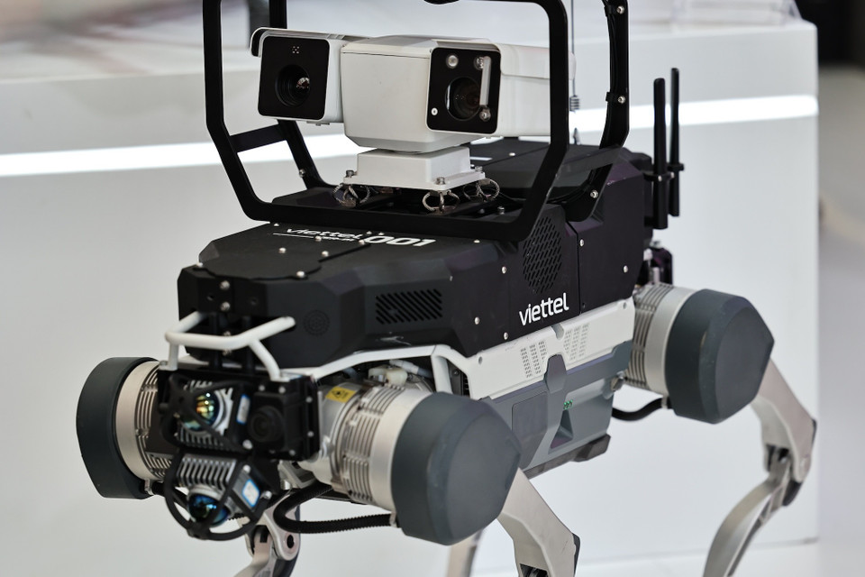 Robot có khả năng hoạt động liên tục trong mọi điều kiện thời tiết, tự động di chuyển, phát hiện sự cố và đưa cảnh báo kịp thời nhờ công nghệ AI và cảm biến hiện đại. Đây là giải pháp giám sát toàn diện, nâng cao hiệu quả an ninh an toàn. (Ảnh: Minh Sơn/Vietnam+)