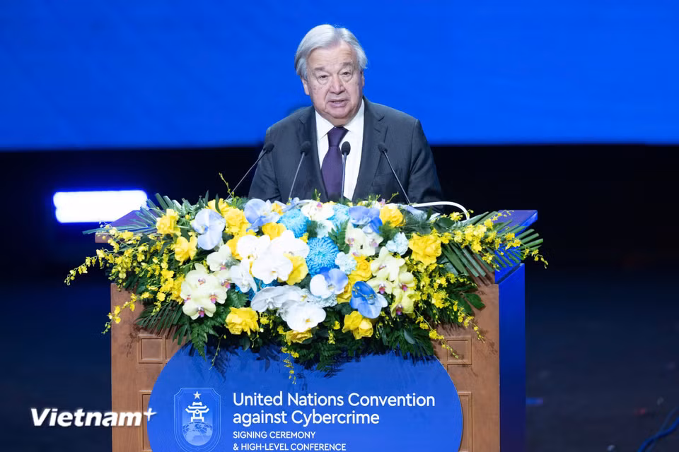 Tổng Thư ký Liên hợp quốc António Guterres phát biểu tại phiên khai mạc Lễ mở ký Công ước Hà Nội. (Ảnh: Minh Sơn/Vietnam+)