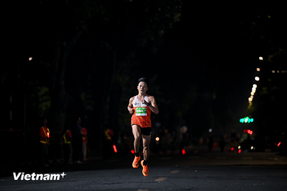 Hơn 11.000 vận động viên đã tranh tài ở bốn cự ly: 42km - 21km - 10km - 5km, được Hiệp hội Marathon Quốc tế (AIMS) chứng nhận đạt chuẩn. (Ảnh: Minh Sơn/Vietnam+)