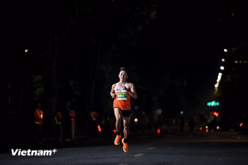Hơn 11.000 vận động viên đã tranh tài ở bốn cự ly: 42km - 21km - 10km - 5km, được Hiệp hội Marathon Quốc tế (AIMS) chứng nhận đạt chuẩn. (Ảnh: Minh Sơn/Vietnam+)