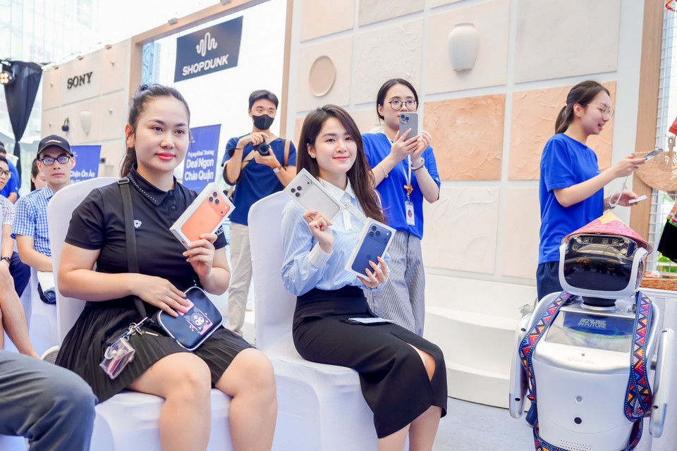 "Nhưng cũng nhờ vậy, người dùng Việt sẽ được nhận máy sớm nhất, đúng ngày mở bán toàn cầu, sự quan tâm từ cộng đồng đang rất cao, tạo động lực để các nhà bán lẻ đẩy hết tốc lực nhằm phục vụ khách hàng tốt nhất có thể," đại diện đơn vị này cho biết. (Ảnh: PV/Vietnam+)