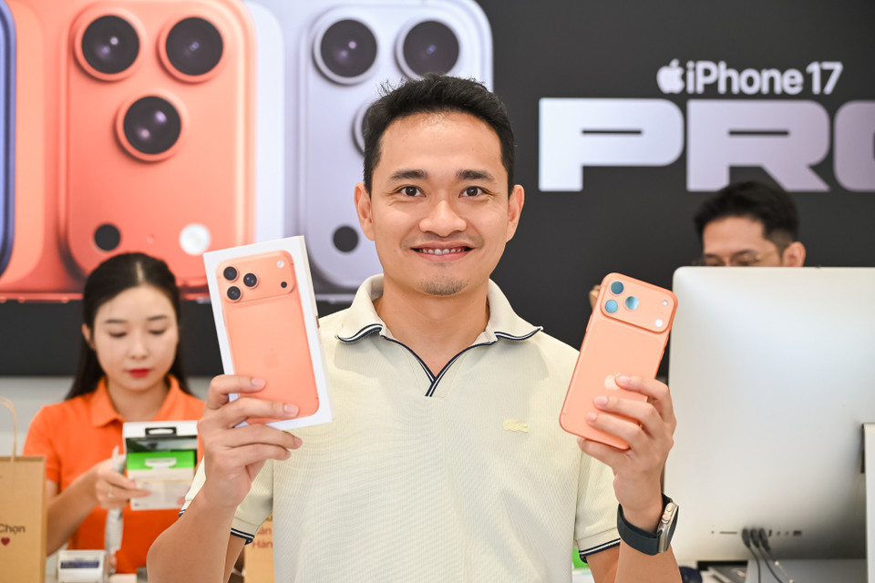 Chỉ trong ngày mở bán đầu tiên, hệ thống đã bàn giao số lượng lớn iPhone 17, iPhone Air đến tay khách hàng và tiếp tục ghi nhận thêm nhiều đơn đặt cọc mới, cho thấy sức hút mạnh mẽ của thế hệ iPhone mới tại thị trường Việt Nam. (Ảnh: Minh Sơn/Vietnam+)