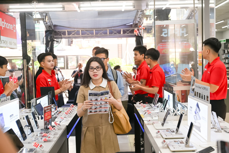 Đúng 8 giờ sáng ngày 19/9/2025, hàng trăm cửa hàng thuộc các đại lý phân phối iPhone chính hãng tại Việt Nam đã đồng loạt giao máy cho khách. Năm nay, Việt Nam nằm trong nhóm quốc gia bán sớm nhưng do chênh lệch múi giờ nên thâm chí phân phối iPhone trước cả Mỹ. (Ảnh: Minh Sơn/Vietnam+)