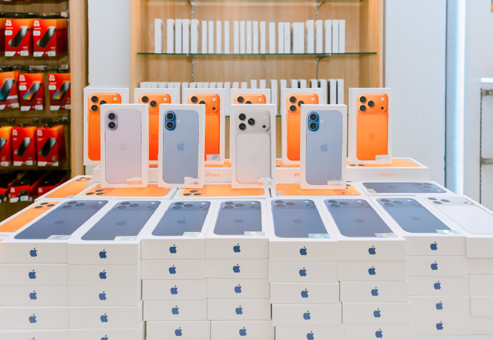 Đại diện đơn vị này cho biết, có đến 65% khách hàng lựa chọn iPhone 17 Pro Max trên tổng bốn dòng iPhone mới năm nay. Nếu tính riêng iPhone 17 Pro Max, phiên bản dung lượng 256GB được chọn nhiều nhất; về màu sắc, 60% khách chọn phiên bản màu Cam Vũ Trụ. (Ảnh: PV/Vietnam+)