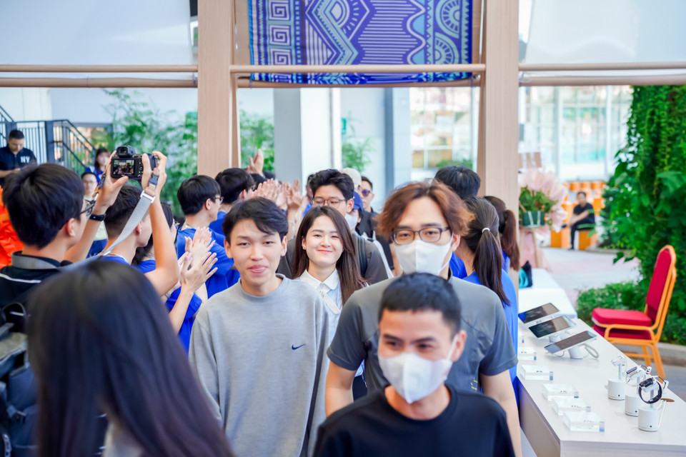 Đại diện ShopDunk cho biết: “Việc Việt Nam lần đầu tiên được Apple đưa vào nhóm Tier 1 vừa là cơ hội vừa là thách thức cho các nhà bán lẻ. Dù phải chuẩn bị gấp rút hơn bao giờ hết để sẵn sàng đồng bộ với các thị trường lớn như Mỹ và Singapore." (Ảnh: PV/Vietnam+)