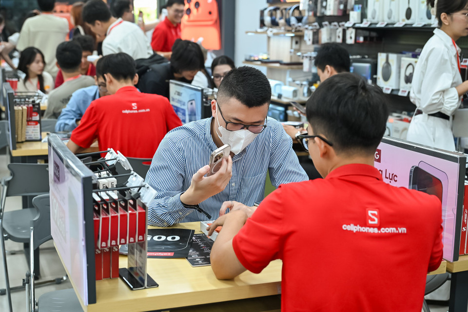 Đại diện hệ thống CellphoneS cho biết đã bàn giao số lượng lớn iPhone 17, iPhone Air đến tay khách hàng và tiếp tục ghi nhận thêm nhiều đơn đặt cọc mới, cho thấy sức hút mạnh mẽ của thế hệ iPhone mới tại thị trường Việt Nam. (Ảnh: Minh Sơn/Vietnam+)