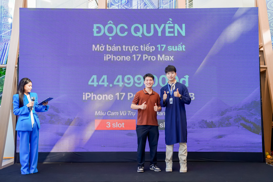 “Ghi nhận tại hệ thống, iPhone 17 Pro Max tiếp tục là ‘át chủ bài’. Trong đó, phiên bản màu Cam Vũ Trụ chiếm tới 85% tổng đơn đặt, vượt xa các lựa chọn còn lại. Đây là tín hiệu cho thấy người dùng Việt luôn săn đón những phiên bản màu mới lạ và khác biệt," đại diện đơn vị này tiết lộ. (Ảnh: PV/Vietnam+)