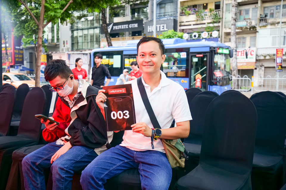 Ghi nhận tại cửa hàng CellphoneS khu vực Đại Cồ Việt (Hà Nội), ngay từ sáng sớm, các khách hàng đã có mặt tại các cửa hàng để chờ nhận iPhone 17 Series. (Ảnh: Minh Sơn/Vietnam+)