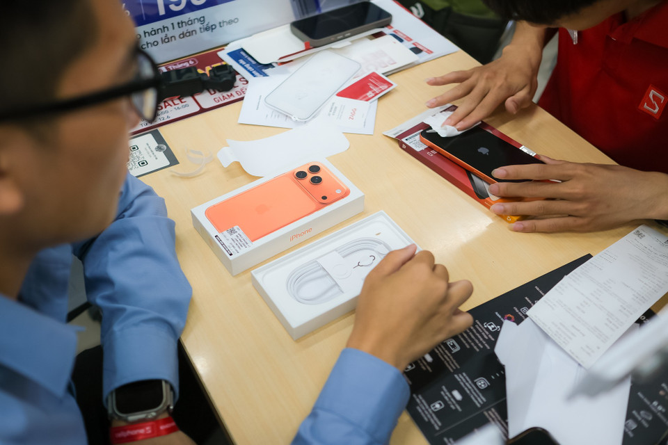 Với các model khác, hiện khoảng 20% khách chọn iPhone 17 Pro, phiên bản màu Cam Vũ Trụ chiếm khoảng 50% lựa chọn. 11% khách chọn iPhone 17, màu Tím Oải Hương được chọn nhiều nhất - khoảng 37%. Và 4% lương khách chọn iPhone Air, màu Trắng Mây chiếm 36% lựa chọn. (Ảnh: PV/Vietnam+)