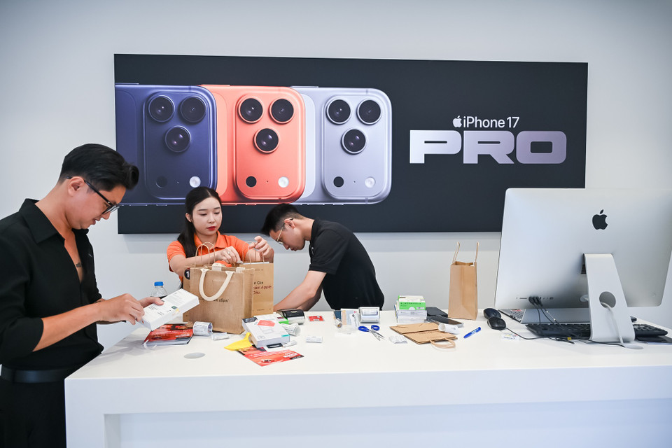 Ngay từ sáng sớm, đông đảo khách hàng đã có mặt tại FPT Shop để chờ đón siêu phẩm mới này. (Ảnh: Minh Sơn/Vietnam+)