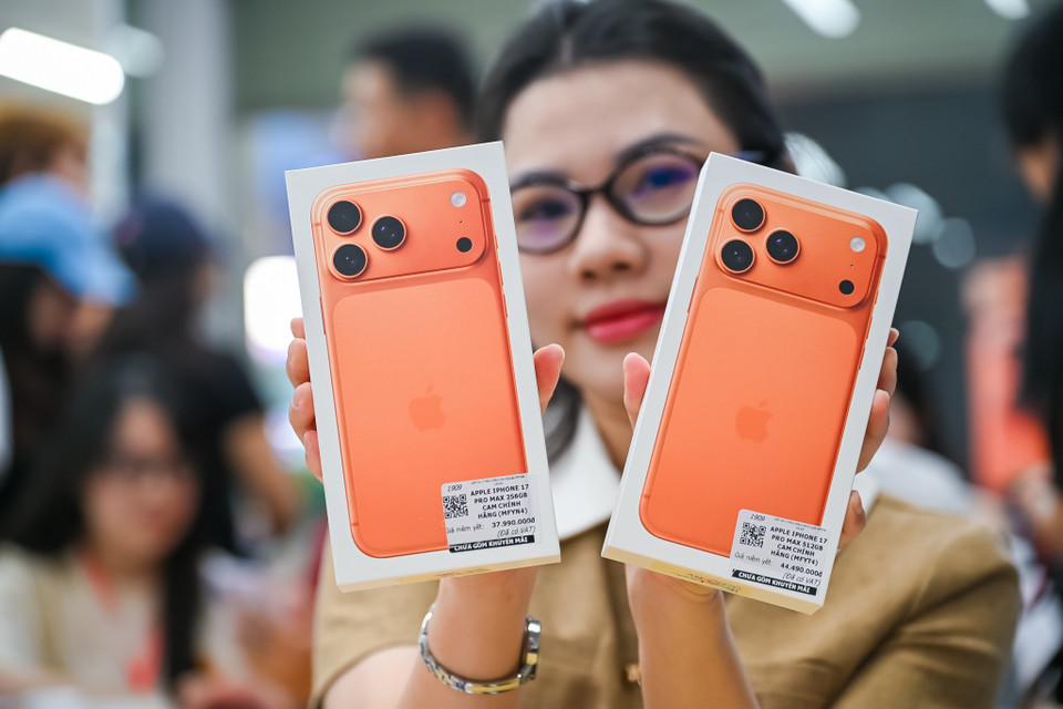 Đại diện CellphoneS cũng nhấn mạnh, trong số các khách hàng khách hàng quan tâm và đặt cọc thành công iPhone 17 series và iPhone Air. iPhone 17 Pro Max 256GB là thiết bị chiếm phần lớn tổng số lượng đặt hàng tại CellphoneS. Khách hàng đa phần chọn lựa phiên bản 'hot' năm nay là màu Cam Vũ Trụ trên dòng sản phẩm Pro. (Ảnh: Minh Sơn/Vietnam+)