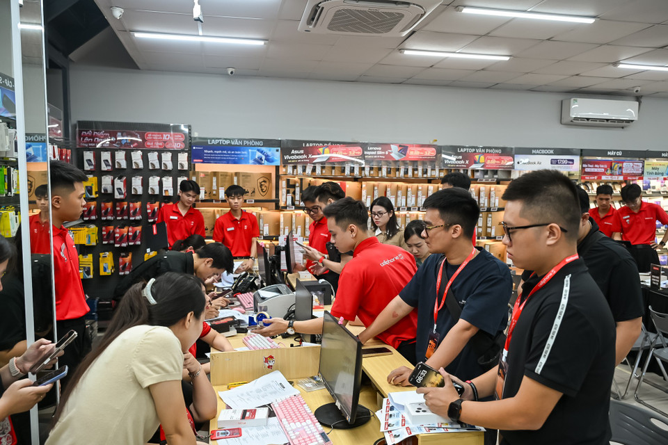 Đại diện CellphoneS cho biết đã mở bán iPhone 17 và iPhone Air chính hãng đến cho hơn 20.000 khách đặt trước từ 8 giờ sáng 19/9 tại đồng loạt 150 cửa hàng toàn quốc. (Ảnh: Minh Sơn/Vietnam+)