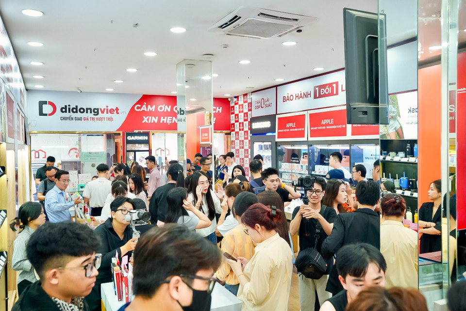 Sáng 19/9, Di Động Việt chính thức mở bán iPhone 17, iPhone Air trên toàn hệ thống và tiến hành trả hàng cho khách đã đặt cọc. Theo ghi nhận, giai đoạn mở đặt cọc, hệ thống này đã nhận về gần 27.000 lượt đăng ký. (Ảnh: PV/Vietnam+)