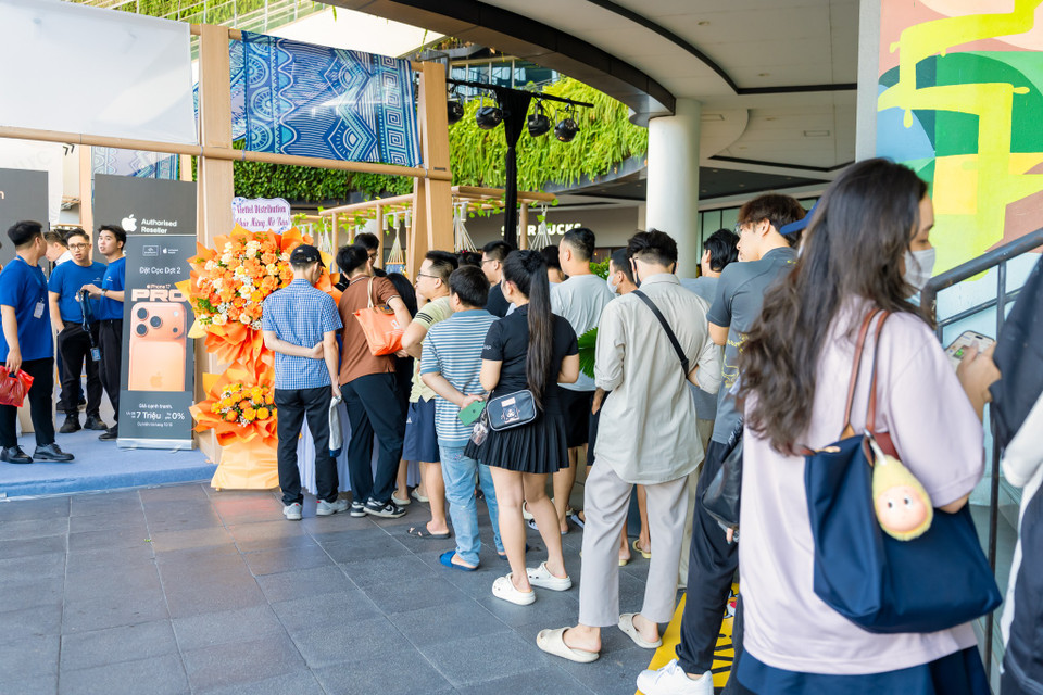 Tại đại lý ShopDunk khu vực Aeonmall Long Biên (Hà Nội) trong 1 giờ đầu sáng 19/9, toàn hệ thống ShopDunk giao được 3.000 máy cho người dùng, trong đó nhiều nhất là phiên bản iPhone 17 Pro Max màu Cam Vũ trụ chiếm 89% số máy được giao. (Ảnh: PV/Vietnam+)