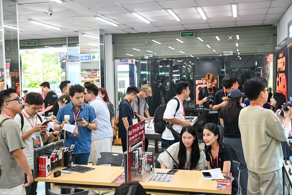 Hệ thống này cũng ghi nhận lượng khách hàng đặt trước iPhone 17 quan tâm phiên bản màu Xanh lam khói và Tím oải hương. Trong khi iPhone Air phiên bản màu Xanh da trời chiếm đa số lượng khách hàng đặt cọc và quan tâm. (Ảnh: Minh Sơn/Vietnam+)