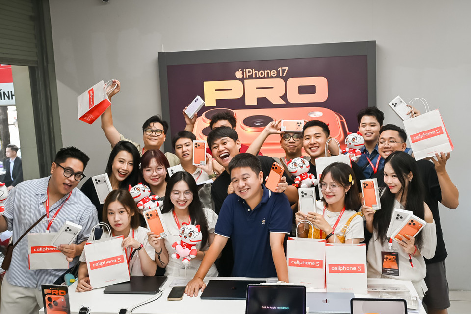 Bên cạnh dòng Pro, iPhone 17 và iPhone Air cũng có sức hút lớn. Đại diện CellphoneS cho biết, sản phẩm iPhone Air là một sản phẩm đột phá năm nay, tại CellphoneS đang ghi nhận tỷ trọng người dùng quan tâm đến sản phẩm rất khả quan. Dự báo sự quan tâm sẽ còn tăng nhiều sau khách hàng được trải nghiệm trên tay sản phẩm khi sản phẩm chính thức mở bán ở Việt Nam. (Ảnh: Minh Sơn/Vietnam+)