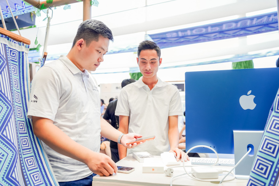 Đại diện ShopDunk cho cho biết, điểm thú vị của năm nay là sự xuất hiện của iPhone 17 Air. Ngay trong giai đoạn đặt trước, phiên bản màu Xanh Da Trời đã chiếm 50% lựa chọn, theo sau là màu Vàng Nhạt với 40%. Điều này cho thấy sự dịch chuyển rõ rệt: người dùng Việt ngày càng quan tâm đến những mẫu máy mỏng nhẹ, thời trang, bên cạnh dòng iPhone Pro Max truyền thống. (Ảnh: PV/Vietnam+)