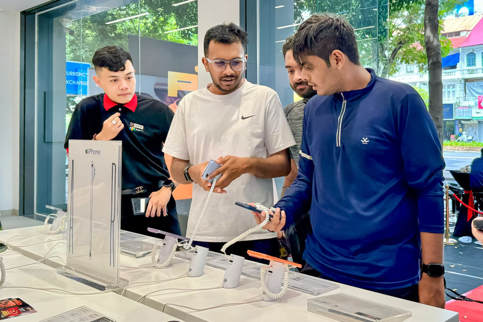 Ông Phan Trần Thành - Phó Giám đốc Ngành hàng Apple, hệ thống FPT Shop và F.Studio by FPT chia sẻ: “Năm nay, iPhone 17 và iPhone Air thực sự đã tạo nên cơn ‘sốt’ trong cộng đồng yêu công nghệ. So với cùng kỳ năm ngoái, số lượng khách hàng quan tâm và đặt cọc tại FPT Shop và F.Studio by FPT tăng trưởng ấn tượng, đặc biệt ở những phiên bản nổi bật như iPhone 17 Pro Max và iPhone Air siêu mỏng nhẹ. Là đối tác ủy quyền chính thức của Apple tại Việt Nam, hệ thống luôn chú trọng đảm bảo nguồn cung, nỗ lực đưa sản phẩm về sớm và đầy đủ, để khách hàng nhanh chóng sở hữu những chiếc iPhone mới cùng trải nghiệm mua sắm tin cậy và trọn vẹn.” (Ảnh: PV/Vietnam+)