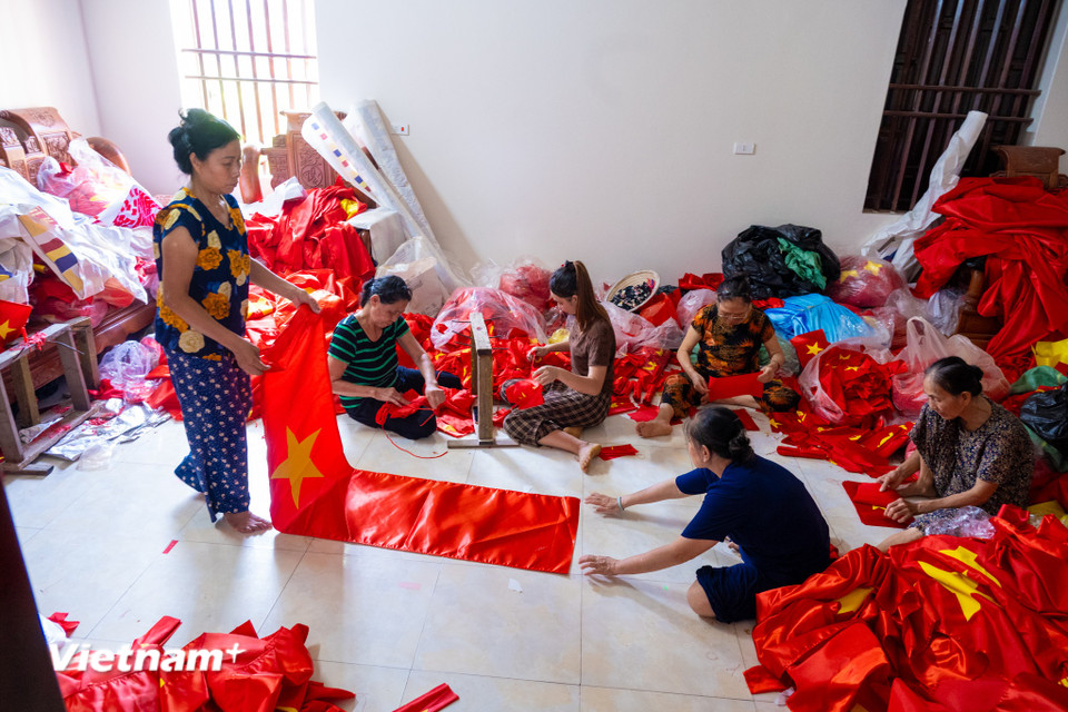 Ngày 2/9 năm nay càng đặc biệt hơn khi đúng dịp tròn kỷ niệm 80 năm Quốc khánh thành lập nước. Hàng vạn lá cờ do làng Từ Vẫn làm ra đã và đang tung bay trên khắp nẻo đường Thủ đô; từ những con phố cổ Hà Nội, những quảng trường sầm uất, đến những bản làng xa xôi vùng cao nơi người dân treo lá quốc kỳ như một lời tuyên ngôn về chủ quyền, về niềm tự hào dân tộc. (Ảnh: Minh Sơn/Vietnam+)