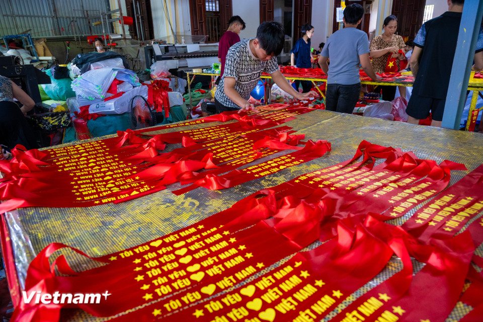 Niềm tự hào của người làm cờ Từ Vân không chỉ dừng lại ở việc hoàn thành sản phẩm, mà còn nằm ở sự lan tỏa cảm hứng yêu nước đến cộng đồng. Mỗi lá cờ được treo lên là một lời khẳng định về sự đoàn kết, thống nhất, vẹn nguyên bản sắc dân tộc. Ông Nguyễn Văn Phục mong muốn thế hệ sau sẽ tiếp tục duy trì và phát huy nghề truyền thống, để mỗi dịp Quốc khánh, lá cờ Việt Nam lại rực rỡ trên khắp dải đất hình chữ S. (Ảnh: Minh Sơn/Vietnam+)