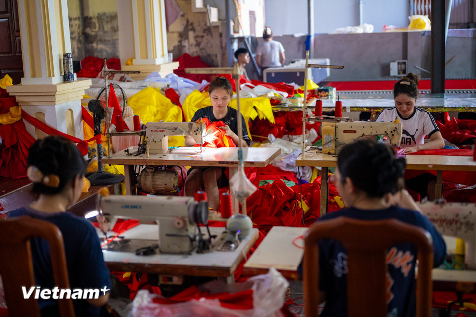 Giữa nhịp sống công nghiệp hóa, hiện đại hóa, nghề làm cờ Tổ quốc tại Từ Vân vẫn giữ được linh hồn truyền thống. Nhiều bạn trẻ, thay vì tìm đến các công việc văn phòng hay ngành nghề mới, vẫn quyết tâm gắn bó với làng nghề, bởi họ hiểu rằng, đây không chỉ là nghề để mưu sinh mà còn là sứ mệnh giữ gìn biểu tượng thiêng liêng của dân tộc. (Ảnh: Minh Sơn/Vietnam+)