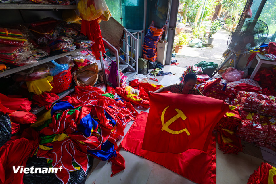 Trong không khí hối hả những ngày tháng 8, khi chỉ còn vài tuần nữa tới lễ kỷ niệm trọng đại 80 năm Quốc khánh 2/9, xưởng may cờ của anh Nguyễn Văn Trung tại thôn Giáp Long, xã Chương Dương (Hà Nội) đang hoạt động hết công suất. (Ảnh: Minh Sơn/Vietnam+)