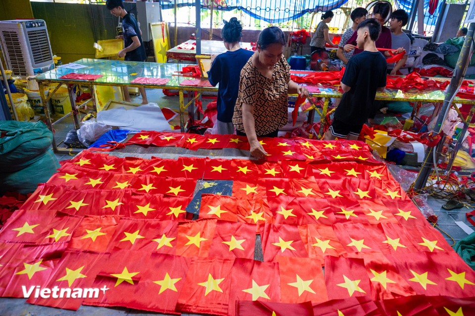 Trải qua biết bao biến thiên của lịch sử, mỗi thế hệ người Từ Vân đều tiếp nối niềm đam mê, giữ gìn nghề truyền thống, góp phần làm sống dậy hình ảnh lá cờ đỏ sao vàng thiêng liêng trên mỗi con phố, mỗi ngôi nhà và trên từng cột cờ. (Ảnh: Minh Sơn/Vietnam+)