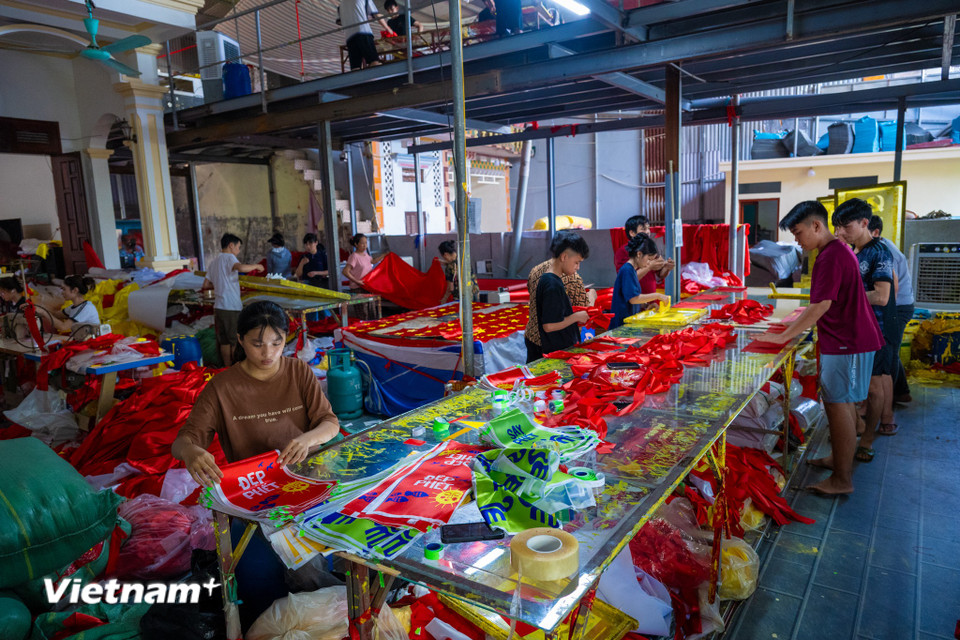 Những lá cờ Từ Vân không chỉ hiện diện trên cột đèn đường, sân trường, hội trường mà còn được nâng niu trong mỗi gia đình, ngôi nhà của người Việt khắp nơi. Mỗi khi nhìn thấy lá cờ đỏ sao vàng phấp phới bay giữa trời nắng, người thợ Từ Vân như được tiếp thêm niềm tin và tự hào. (Ảnh: Minh Sơn/Vietnam+)
