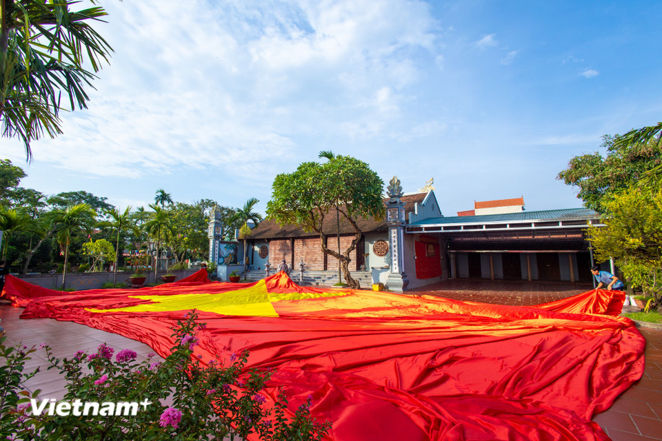 Tổng thời gian từ thiết kế, thi công đến hoàn thiện lá cờ 600m2 mất khoảng 4-5 ngày liên tục. Trong đó, ngày đầu tiên dành cho việc ghép khổ vải và đánh dấu vị trí ngôi sao. Ngày tiếp theo các thợ sẽ tiến hành khâu diềm, kết cố định phần sao. Ngày thứ ba làm công đoạn gia cố mép và kiểm tra kỹ thuật. Thời gian còn còn lại, thợ may sẽ dành cho phơi nắng thử độ căng, cuộn gọn và vận chuyển cho khách. (Ảnh: Minh Sơn/Vietnam+)