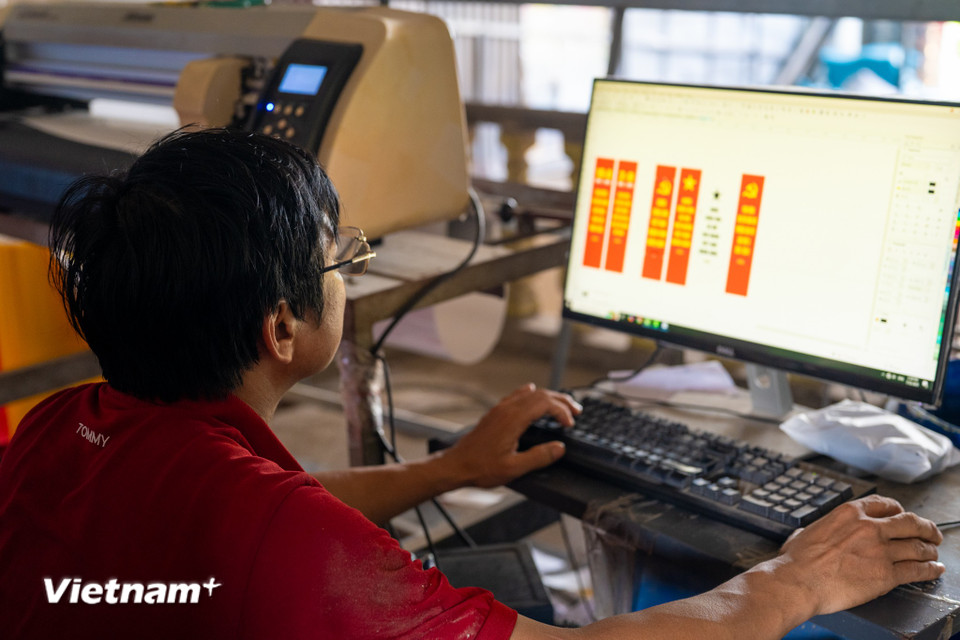 Theo ông Nguyễn Văn Phục, một trong những hộ kinh doanh lâu năm tại Từ Vân, bình thường cơ sở của ông vẫn duy trì sản xuất ổn định, nhưng dịp lễ lớn như Quốc khánh 2/9 nhu cầu tăng gấp rưỡi, thậm chí gấp đôi. "Thị trường cờ năm nay rất sôi động, đặc biệt là giai đoạn gần tới ngày kỷ niệm. Nhân viên của chúng tôi phải tăng ca không ngừng nghỉ để kịp giao hàng cho các đầu mối trên toàn quốc," ông Phục chia sẻ. (Ảnh: Minh Sơn/Vietnam+)