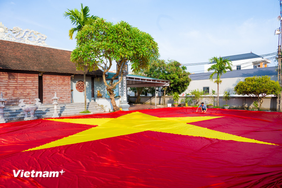 Ít người biết, chính anh Trung cũng là người may những lá đại kỳ để treo trên đỉnh cột cờ Lũng Cú (Hà Giang) và cột cờ trên đỉnh Fansipan (Lào Cai). "Cờ Tổ quốc mình làm quanh năm nhưng khi may cờ vào những dịp trọng đại như 30/4-1/5 hay Quốc khánh 2/9, thấy lá cờ tung bay, gợi nhớ lại những thời khắc lịch sử của dân tộc, tôi thật sự rất tự hào." (Ảnh: Minh Sơn/Vietnam+)