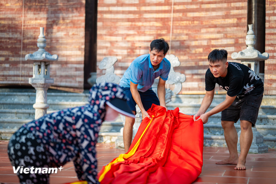 Sau khi hoàn thành, lá cờ Tổ quốc 600m2 được cuộn tròn và bọc cẩn thận, chở bằng xe tải chuyên dụng đến cho khách hàng. Nhiều sản phẩm khác của xưởng cũng đã được xuất đi khắp các tỉnh, thành trong nước và cả gửi ra nước ngoài cho kiều bào xa quê. "Việc gửi cờ Tổ quốc cho bà con ở hải ngoại sẽ giúp họ nguôi ngoai nỗi nhớ quê hương. May cờ không chỉ là công việc, mà là sứ mệnh giữ gìn lá cờ thiêng liêng, góp phần lan tỏa hình ảnh đất nước, non sông gấm vóc Việt Nam," anh Trung tâm sự. (Ảnh: Minh Sơn/Vietnam+)