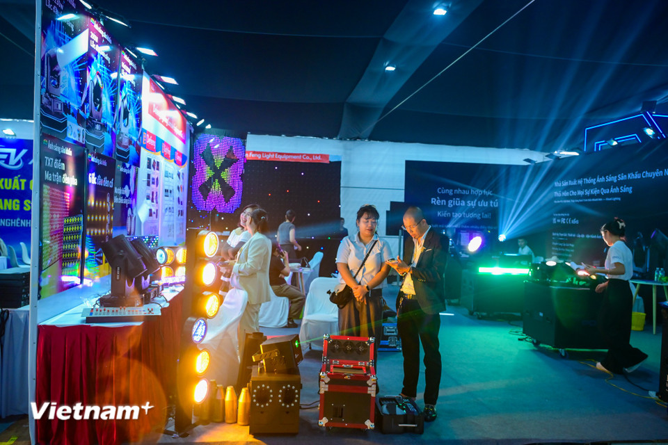 Khu ánh sáng và LED hiệu ứng sẽ mang đến màn trình diễn ánh sáng ấn tượng với sự kết hợp giữa công nghệ chiếu sáng tự động, laser, và điều khiển kỹ thuật số DMX. (Ảnh: Minh Sơn/Vietnam+)