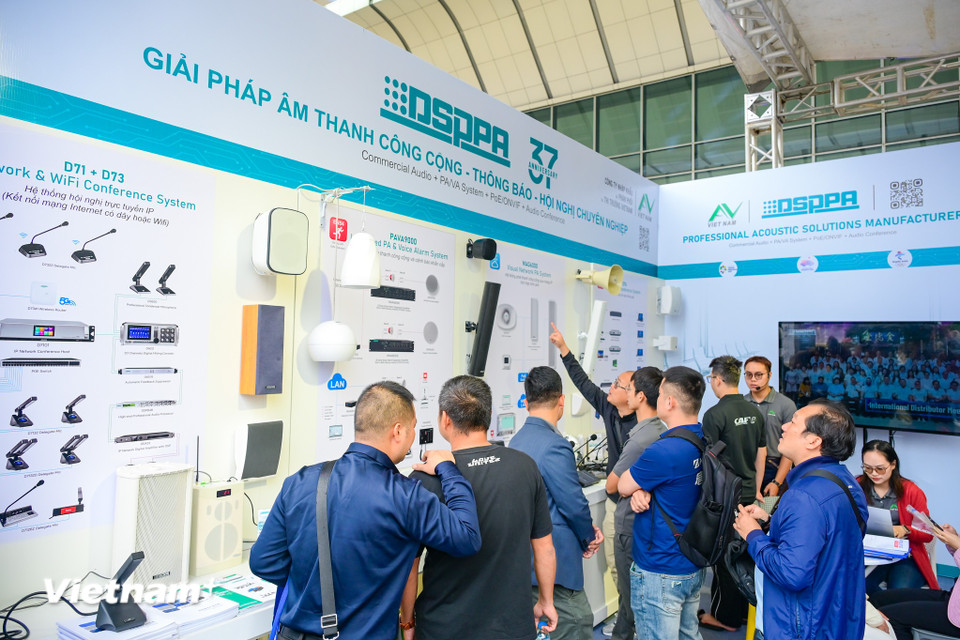 Không chỉ là sân chơi cho các thương hiệu và nhà phân phối hàng đầu, Plase Show Hà Nội còn là nơi kết nối các đơn vị tổ chức sự kiện, sân khấu, nhà hát, studio và các doanh nghiệp giải trí chuyên nghiệp. (Ảnh: Minh Sơn/Vietnam+)