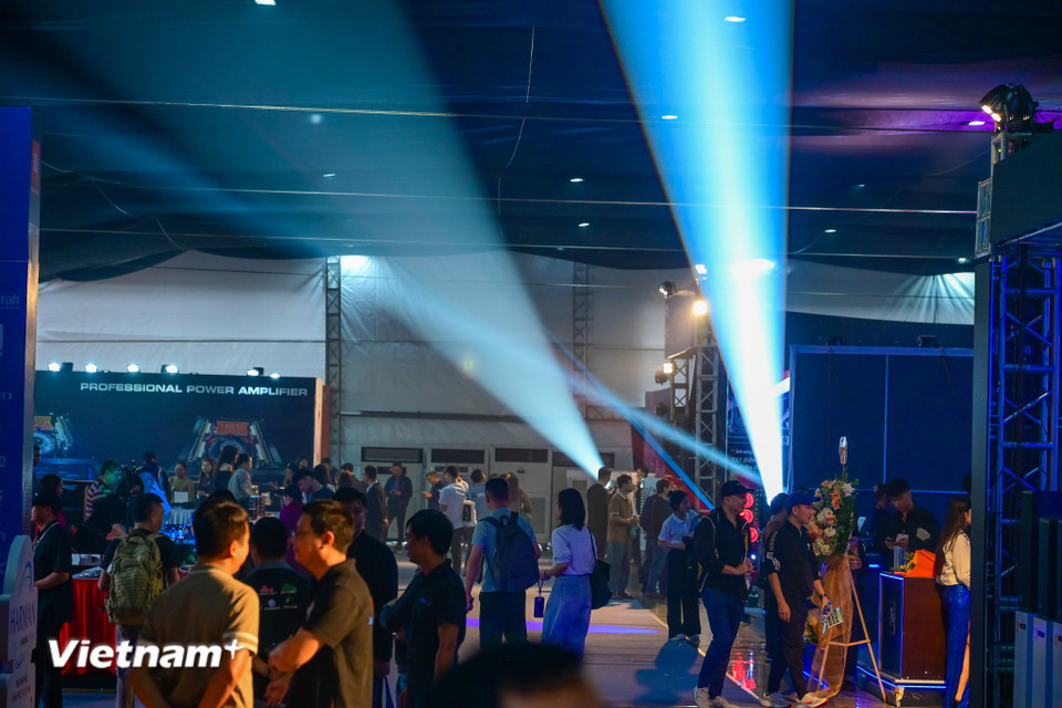 Trải qua gần 10 năm tổ chức, sự kiện đã trở thành biểu tượng của ngành thiết bị biểu diễn Việt Nam nơi các doanh nghiệp trong nước và quốc tế gặp gỡ, trao đổi kinh nghiệm, cũng như cập nhật xu hướng công nghệ trình diễn mới nhất trên thế giới. (Ảnh: Minh Sơn/Vietnam+)