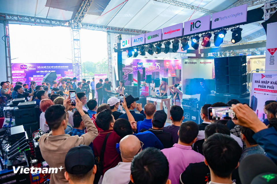 Không chỉ dừng ở trưng bày, đây còn là dịp để các kỹ sư, chuyên viên kỹ thuật và nhà thiết kế sân khấu thể hiện trình độ qua những màn trình diễn công nghệ: từ hệ thống âm thanh hội trường, biểu diễn lưu động, đến giải pháp trình chiếu, LED sân khấu, karaoke và hiệu ứng đặc biệt. (Ảnh: Minh Sơn/Vietnam+)