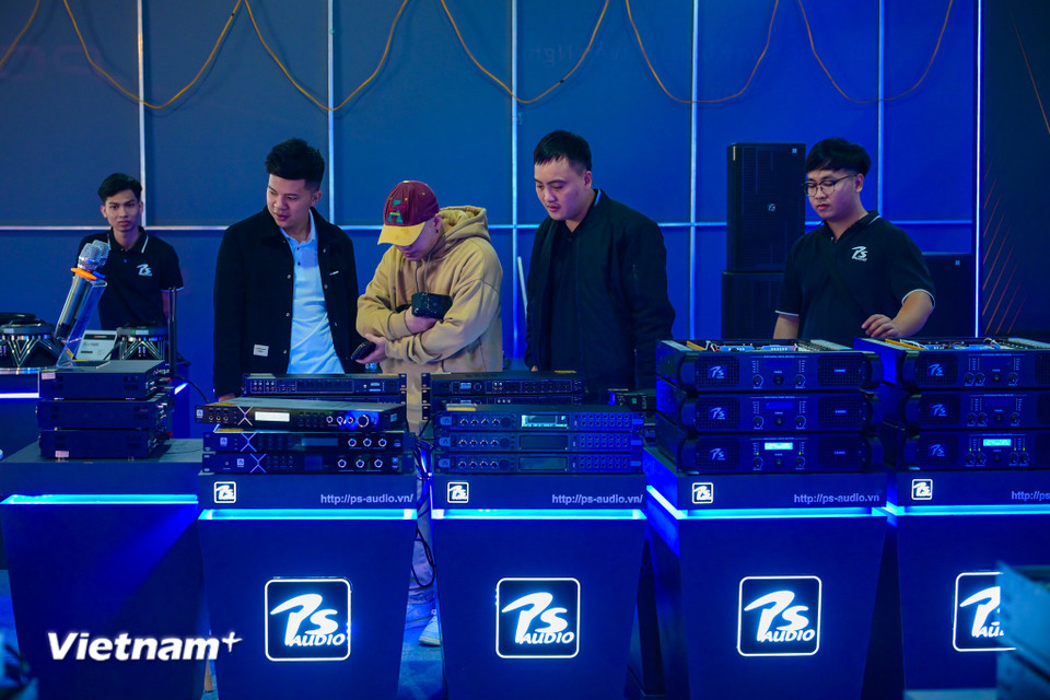 Đặc biệt, các khu demo sân khấu, LED, ánh sáng và hiệu ứng đặc biệt sẽ tạo nên một không gian trình diễn sống động, mô phỏng gần như hoàn hảo điều kiện thực tế tại các sân khấu ca nhạc, hội trường, sự kiện ngoài trời hay biểu diễn lưu động. Đây cũng là nơi mà những kỹ sư, chuyên viên kỹ thuật và nhà thiết kế sân khấu thể hiện trình độ, sáng tạo và kinh nghiệm tích lũy qua nhiều năm. (Ảnh: Minh Sơn/Vietnam+)