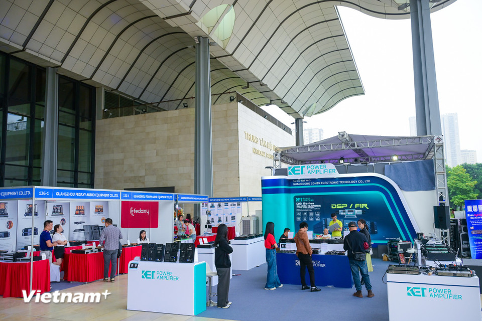 Diễn ra từ ngày 1 đến 3/11/2025, sự kiện được xem là “đại tiệc” thường niên của giới âm thanh – ánh sáng, nơi hội tụ hàng ngàn khán giả, kỹ thuật viên, nghệ sĩ và những người yêu thích công nghệ trình diễn. (Ảnh: Minh Sơn/Vietnam+)