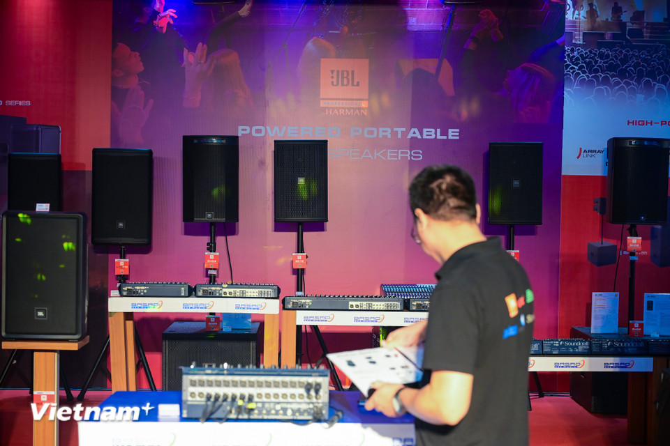 Sự kiện quy tụ hơn 60 thương hiệu âm thanh – ánh sáng nổi bật, trong đó có những tên tuổi đã gắn bó lâu năm với thị trường Việt Nam như Ba Sao, Bảo Minh, CK Audio, Yamaha, CAsound, Stage Professional, Techsound, Khoa Tín, Fill Acoustic, HBK, SVT, AVV... Bên cạnh đó là sự góp mặt của nhiều thương hiệu mới như TCA, VienaPro, CD Acoustic, LX Acoustic, Ánh sáng Hoàng Long, MAudio, A Audio, AV Pro, PS Audio, HMG. (Ảnh: Minh Sơn/Vietnam+)