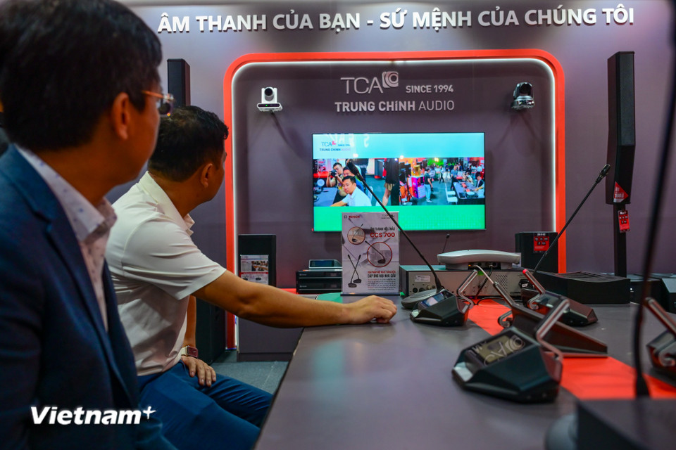 Với quy mô hoành tráng, dàn thương hiệu hùng hậu và hàng loạt hoạt động trình diễn thực tế, sự kiện tiếp tục khẳng định vai trò là triển lãm âm thanh – ánh sáng – sân khấu lớn nhất Việt Nam, đồng thời thể hiện khát vọng vươn lên của ngành thiết bị biểu diễn trong hành trình hội nhập quốc tế. (Ảnh: Minh Sơn/Vietnam+)