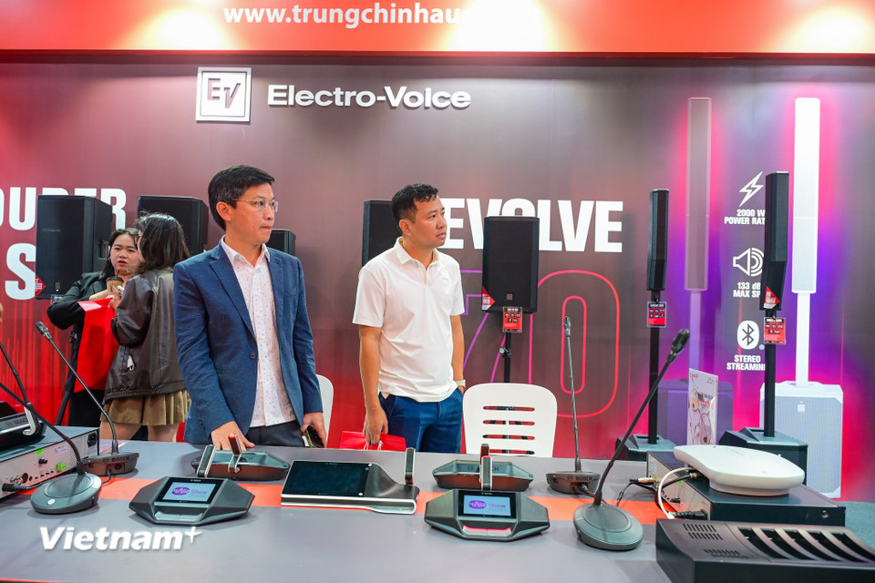 Sự kiện hứa hẹn mang đến một không gian trình diễn mở, nơi âm thanh, ánh sáng, sân khấu và sáng tạo nghệ thuật hòa quyện, khơi dậy đam mê và truyền cảm hứng cho những người làm nghề. (Ảnh: Minh Sơn/Vietnam+)