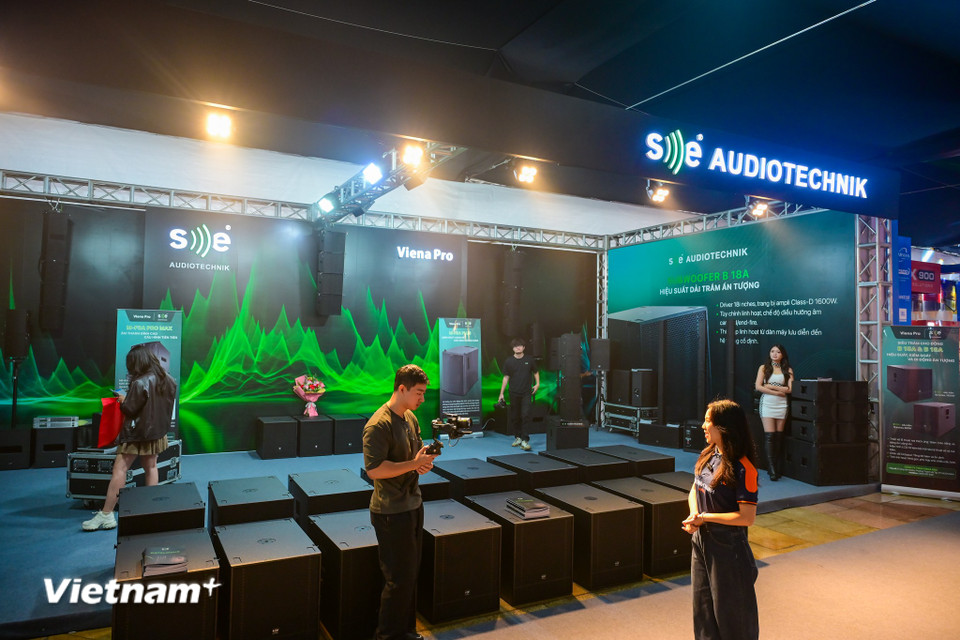 Từ những sàn diễn lung linh đến những bản nhạc khuấy động không gian, Plase Show Hà Nội không chỉ là nơi trưng bày thiết bị, mà còn là nơi kết nối đam mê, khơi nguồn sáng tạo và mở ra tương lai cho công nghiệp biểu diễn Việt Nam. (Ảnh: Minh Sơn/Vietnam+)