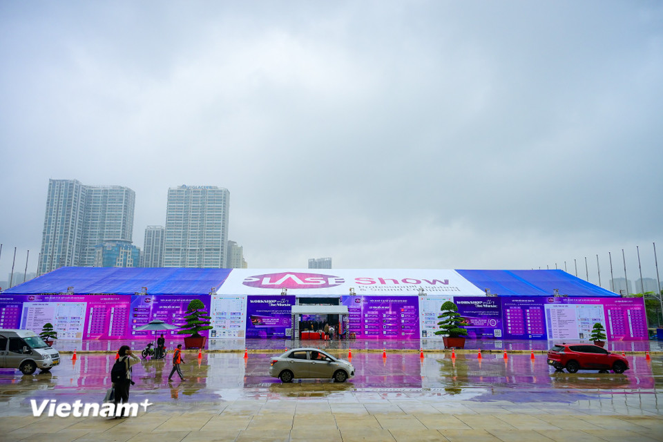 Sáng 1/11 tại Quảng trường Trung tâm Hội nghị Quốc gia, Triển lãm Quốc tế các Thiết Bị biểu diễn Chuyên nghiệp - Plase Show Hà Nội 2025 đã chính thức khai mạc với quy mô lớn nhất từ trước tới nay. (Ảnh: Minh Sơn/Vietnam+)