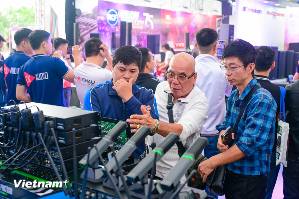 Trong đó, các thương hiệu nổi bật như Yamaha, Nexo, SE-Audiotechnik, Bosch, JBL, d&amp;b audiotechnik, db technologies, Audio Center, HZ, Electro-Voice &amp; Dynacord, Sennheiser, Lumens mang đến những màn trình diễn công nghệ mãn nhãn, nơi người xem được “chạm” vào âm thanh và ánh sáng theo đúng nghĩa đen. (Ảnh: Minh Sơn/Vietnam+)