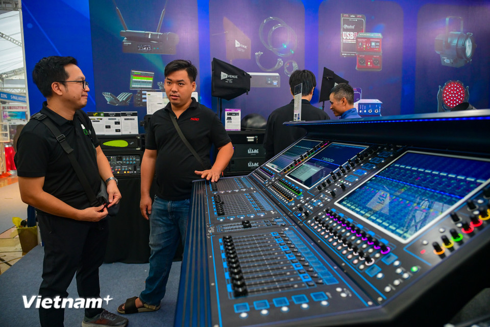 Plase Show Hà Nội 2025 không chỉ là triển lãm, mà còn là điểm hẹn kết nối cộng đồng ngành biểu diễn Việt Nam. Tại đây, các chuyên gia, nhà sản xuất, kỹ thuật viên và nghệ sĩ sẽ cùng trao đổi, học hỏi và chia sẻ kinh nghiệm ứng dụng công nghệ mới trong thực tiễn. (Ảnh: Minh Sơn/Vietnam+)